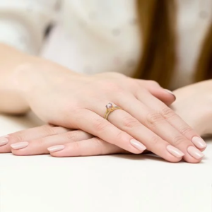 Pierścionek z Ametystem 0,50ct i Brylantami z białego złota próby 585. W-0106BA
